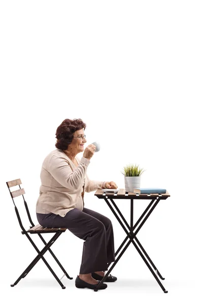 Foto Perfil Completo Una Anciana Tomando Café Una Mesa Aislada —  Fotos de Stock