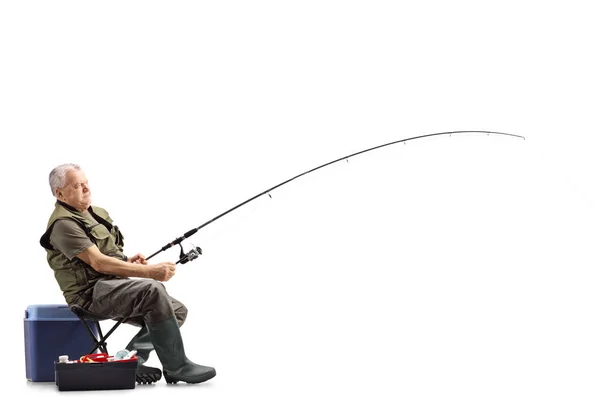 一个渔民在椅子上的全长镜头 用钓鱼竿等待在白色背景上被隔绝的捕获 — 图库照片