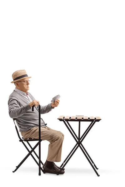 Ganzkörperaufnahme Eines Älteren Mannes Der Allein Karten Spielt Isoliert Auf — Stockfoto