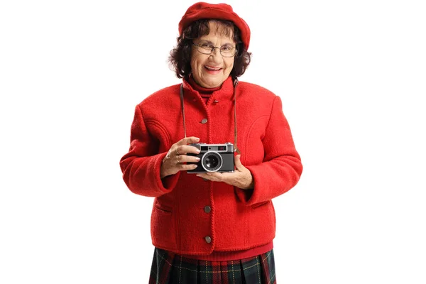 Lachende Oude Dame Met Een Vintage Camera Geïsoleerd Witte Achtergrond — Stockfoto