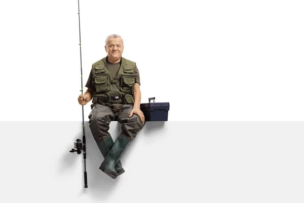 Retrato Completo Pescador Maduro Con Una Caña Pescar Sentada Sobre — Foto de Stock