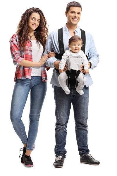 一对年轻夫妇的全长肖像与婴儿在一个载体隔离在白色背景 — 图库照片
