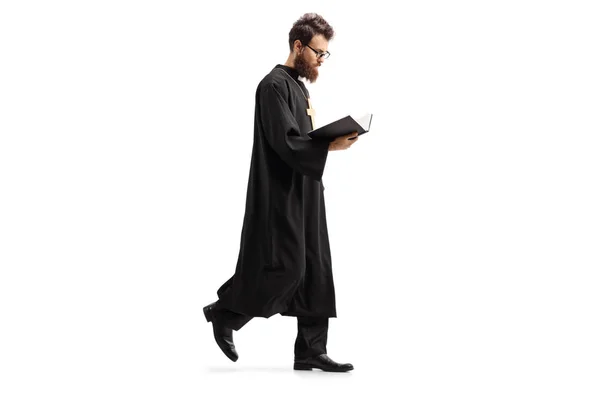 Tam Uzunlukta Atış Bir Rahibin Yürüyüş Beyaz Arka Plan Üzerinde — Stok fotoğraf
