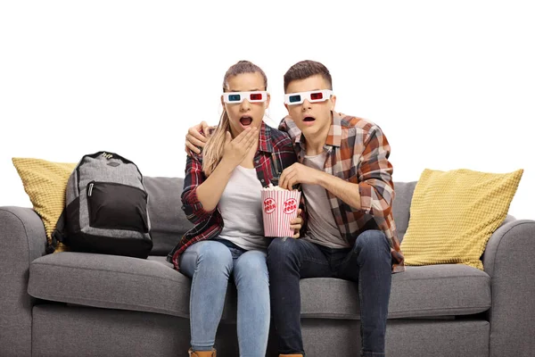 映画を見ていると 白い背景で隔離のポップコーンを食べる男性と女性高校生 — ストック写真
