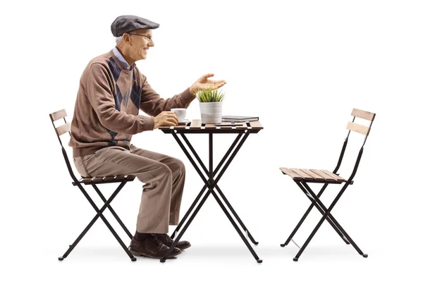 Hombre Mayor Sentado Una Mesa Bebiendo Café Haciendo Gesto Una —  Fotos de Stock