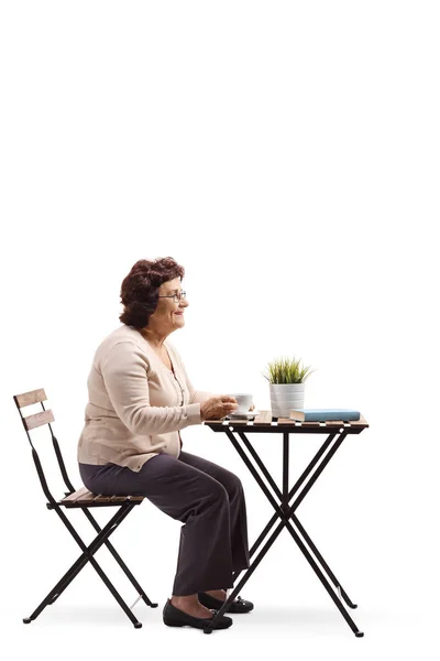 Полнометражный Снимок Пожилой Женщины Пьющей Кофе Столом Одиночестве Белом Фоне — стоковое фото