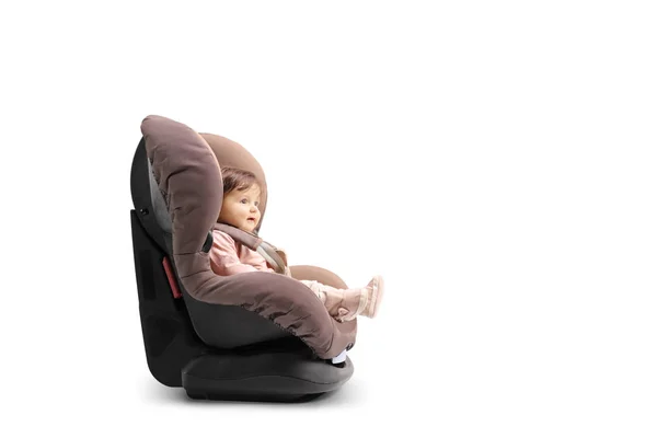 Babymeisje Vastgebonden Een Autostoeltje Geïsoleerd Witte Achtergrond — Stockfoto