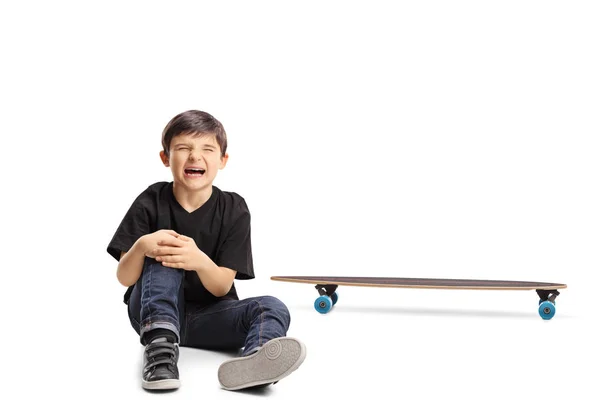 Chlapec Zraněným Kolenem Sedí Vedle Longboard Izolovaných Bílém Pozadí — Stock fotografie
