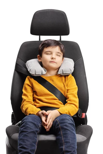 Kleiner Junge Schläft Einem Autositz Mit Nackenkissen Isoliert Auf Weißem — Stockfoto