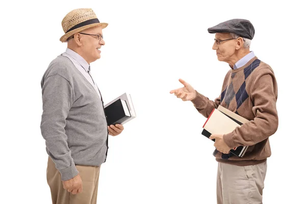 Dois Homens Seniores Segurando Livros Falando Isolado Fundo Branco — Fotografia de Stock