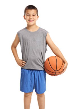 Beyaz arka plan üzerinde izole bir basketbol ile poz boy gülümseyerek