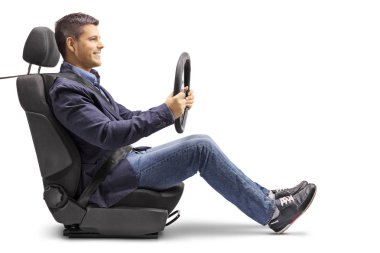 Beyaz arka plan üzerinde izole bir streering tekerlek tutan sıkıya emniyet kemeri ile bir araba koltukta genç bir adam tam uzunlukta profil resmini