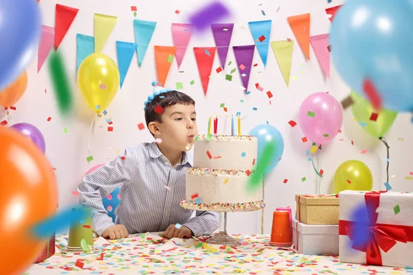 Menino Soprando Velas Bolo Aniversário Uma Festa Com Balões Presentes — Fotografia de Stock