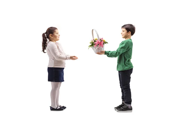 Aufnahme Eines Kleinen Jungen Der Einem Kleinen Mädchen Auf Weißem — Stockfoto