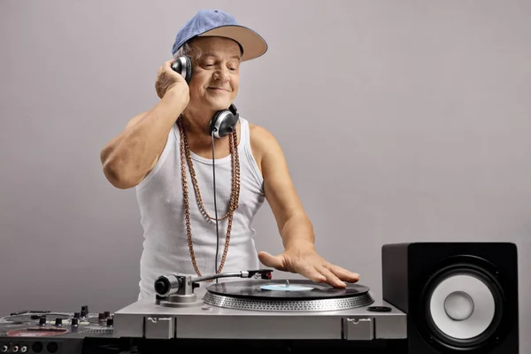 Senior Avec Écouteurs Jouant Musique Sur Une Platine — Photo