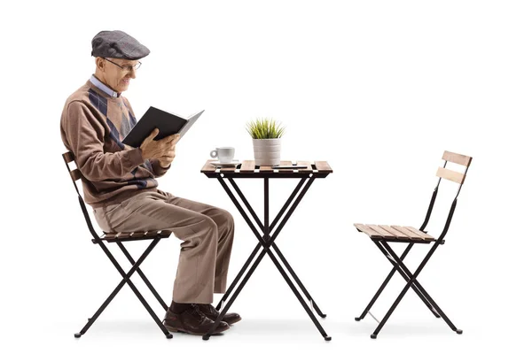 Полный Снимок Пожилого Человека Читающего Книгу Журнальным Столиком Белом Фоне — стоковое фото