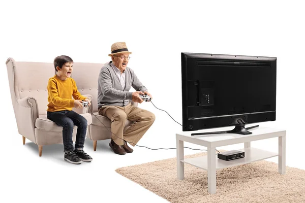 Farfar Och Barnbarn Spelar Videospel Framför Isolerad Vit Bakgrund — Stockfoto