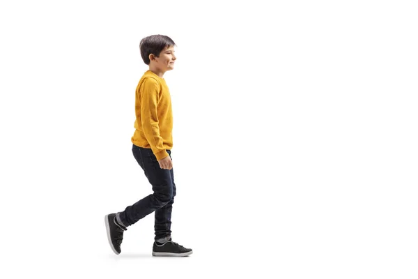 Полнометражный Снимок Мальчика Ходящего Улыбающегося Белом Фоне — стоковое фото
