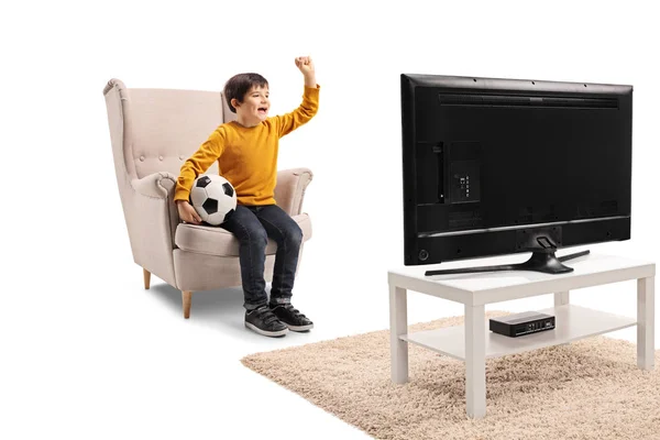 Foto Completa Niño Sentado Sillón Con Pelota Fútbol Viendo Partido — Foto de Stock