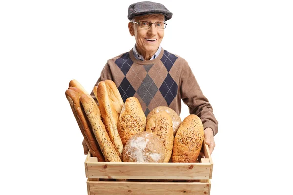 Homem Sênior Segurando Uma Caixa Com Pão Loafs Isolado Fundo — Fotografia de Stock