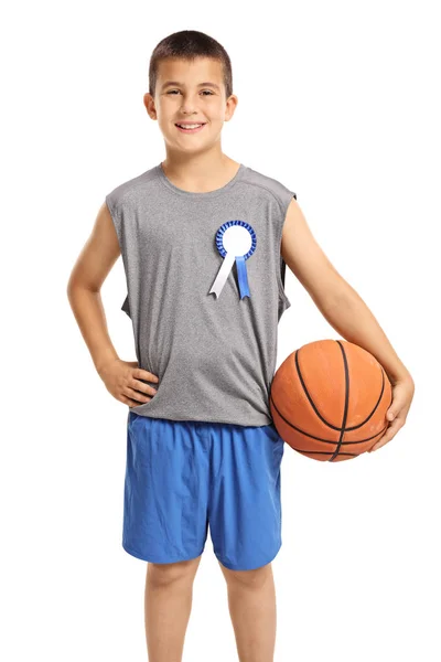 Jongen Met Een Winnaar Badge Basketbal Geïsoleerd Witte Achtergrond — Stockfoto