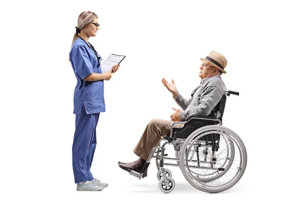 Full Length Profile Shot Young Female Nurse Talking Elderly Gentleman — Stock Photo, Image