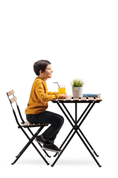 Foto Perfil Completo Niño Sentado Una Mesa Con Zumo Naranja — Foto de Stock