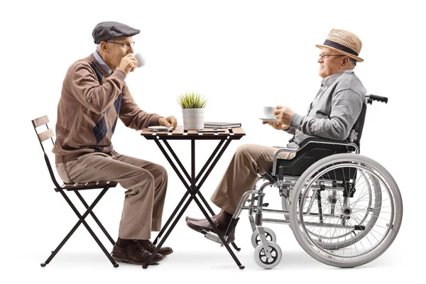一个高级男子坐在那里喝咖啡 在白色背景上被隔离的轮椅上的残疾男子的全长轮廓照片 — 图库照片