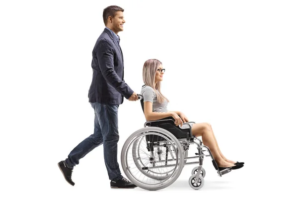 Plan Complet Jeune Homme Poussant Une Jeune Femme Dans Fauteuil — Photo