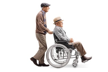 Yaşlı bir adam beyaz arka plan üzerinde izole tekerlekli sandalyede bir adam iterek tam uzunlukta profil resmini