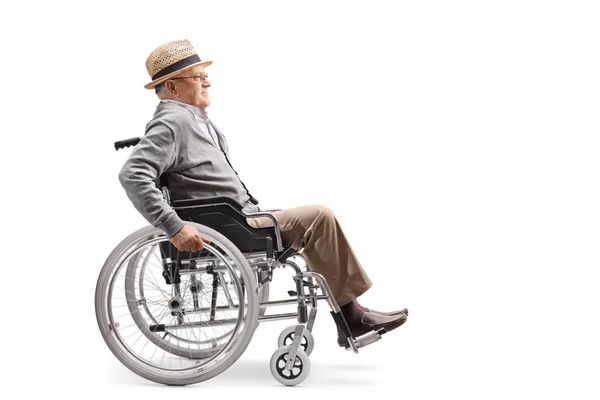 白い背景に分離されて手動で自分自身を押す車椅子の老人の完全な長さのプロファイル ショット — ストック写真