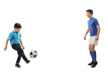 Tam uzunlukta atış beyaz arka plan üzerinde izole bir büyük boy ile küçük bir çocuk oyun futbol