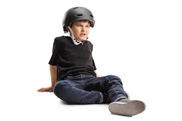 Trauriger Kleiner Junge Mit Helm Der Verletzt Auf Dem Boden — Stockfoto