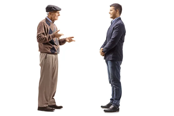 Полный Снимок Пожилого Человека Разговаривающего Молодым Человеком Изолированным Белом Фоне — стоковое фото