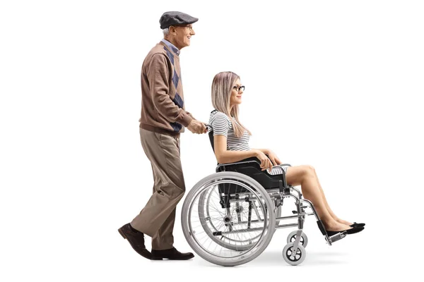 全长轮廓照片一名老人推一名年轻女子在轮椅上孤立的白色背景 — 图库照片