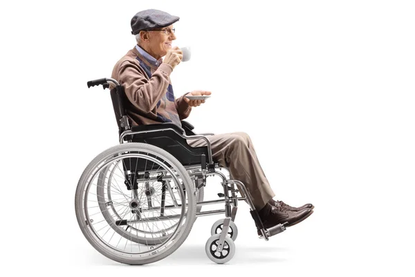 Pełna Długość Profilu Strzał Starszy Człowiek Wózku Inwalidzkim Picia Filiżankę — Zdjęcie stockowe