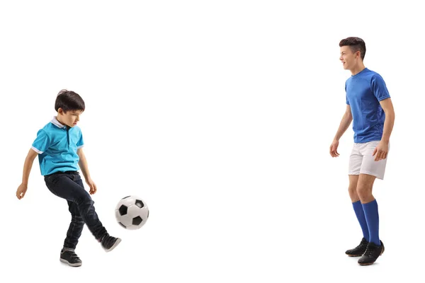 Celovečerní Snímek Malý Chlapec Hraje Fotbal Starší Spolužák Izolovaných Bílém — Stock fotografie