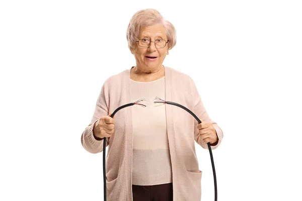 Senior Kvinna Som Håller Trasig Kabel Isoleras Vit Bakgrund — Stockfoto