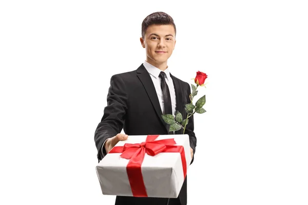 Bello Giovane Giacca Cravatta Che Regala Regalo Una Rosa Rossa — Foto Stock