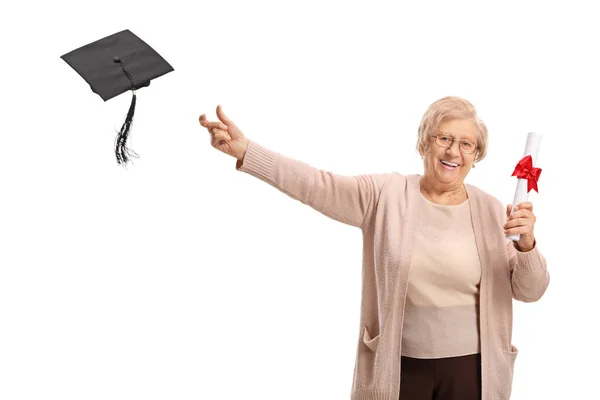 Nöjd Äldre Kvinna Håller Grad Och Kasta Examen Hatt Isolerad — Stockfoto