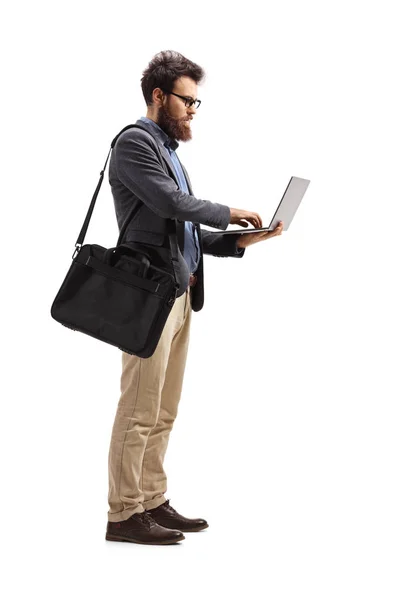 Tiro Comprimento Total Homem Com Uma Bolsa Ombro Digitando Laptop — Fotografia de Stock