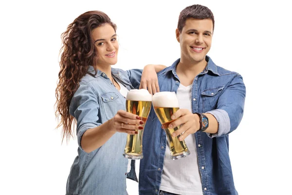 Giovane Ragazzo Una Ragazza Jeans Camicie Tostare Con Bicchieri Birra — Foto Stock