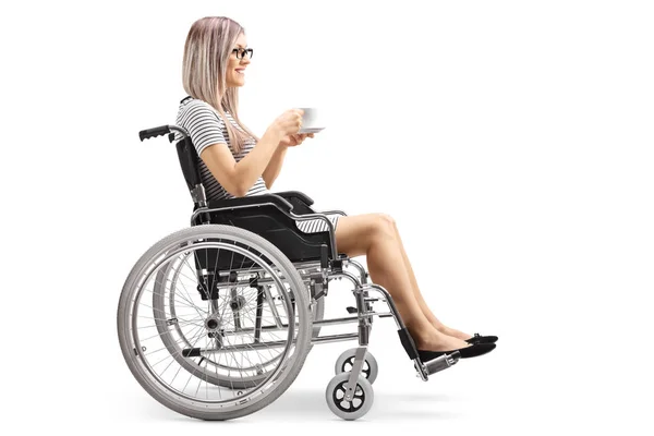 Полнометражный Снимок Молодой Женщины Инвалидном Кресле Чашкой Кофе Белом Фоне — стоковое фото