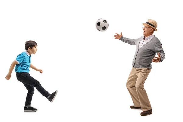 Senior Mann Spielt Fußball Mit Seinem Enkel Isoliert Auf Weißem — Stockfoto