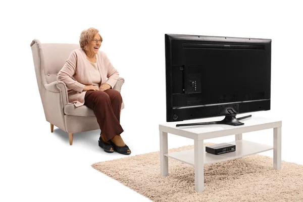 Pełna Długość Strzał Senior Kobiety Fotelu Przed Telewizorem Białym Tle — Zdjęcie stockowe