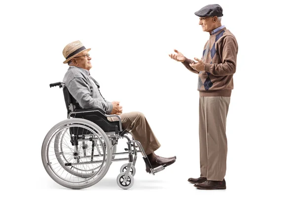 Foto Perfil Completo Anciano Hablando Con Hombre Discapacitado Una Silla —  Fotos de Stock