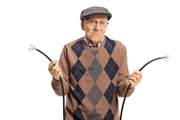 Συγχέεται Ηλικιωμένος Άνδρας Κρατώντας Ένα Σπασμένο Καλώδιο Που Απομονώνονται Λευκό — Φωτογραφία Αρχείου