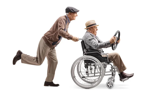 全长轮廓拍摄一名老人推着一名男子坐在轮椅上 拿着方向盘从一辆孤立在白色背景上的汽车 — 图库照片