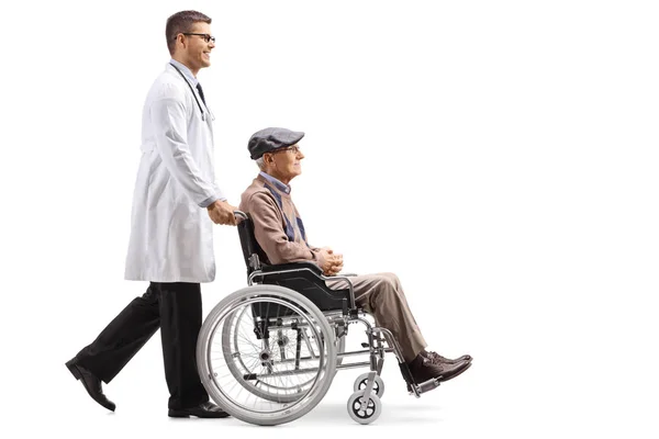 Plan Complet Jeune Homme Médecin Poussant Homme Âgé Dans Fauteuil — Photo