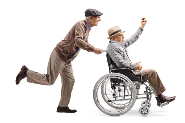 一名老人骑长板 推着一名坐在轮椅上的男子 在白色背景上被隔离 — 图库照片